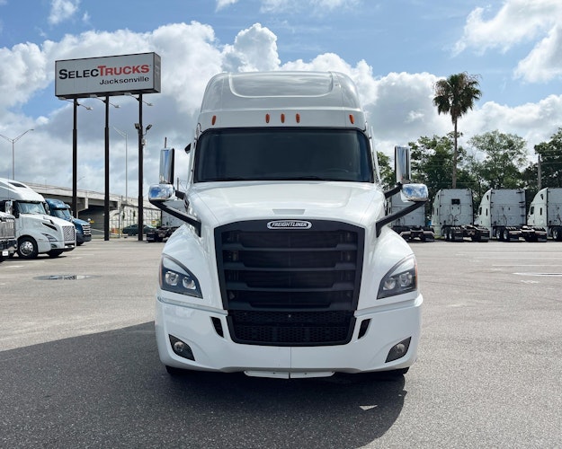 2023 Freightliner Cascadia 126" Sleeper Cab photo 2