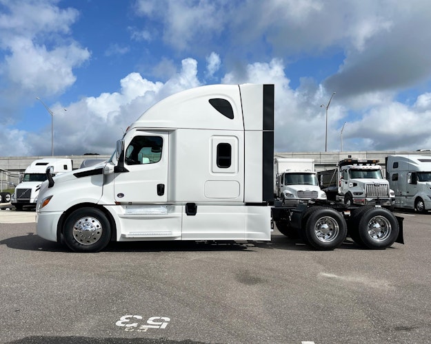 2023 Freightliner Cascadia 126" Sleeper Cab photo 3
