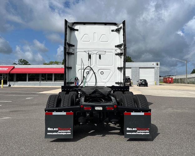 2023 Freightliner Cascadia 126" Sleeper Cab photo 4
