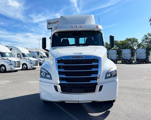 2021 Freightliner Cascadia 126" Day cab photo 2