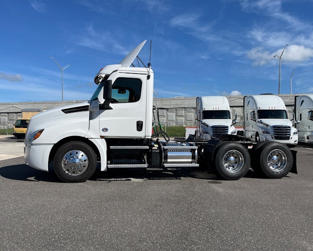 2021 Freightliner Cascadia 126" Day cab photo 3