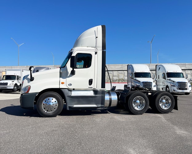 2017 Freightliner Cascadia 125" Sleeper Cab photo 3