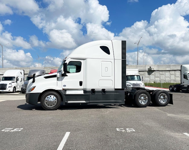 2023 Freightliner Cascadia 126" Sleeper Cab photo 3