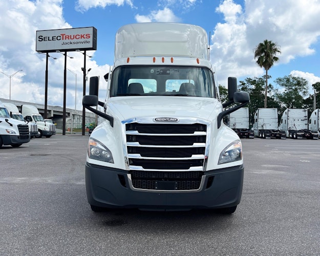 2021 Freightliner Cascadia 126" Day cab photo 2