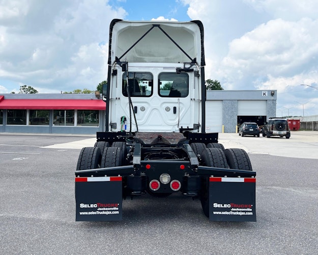 2021 Freightliner Cascadia 126" Day cab photo 4