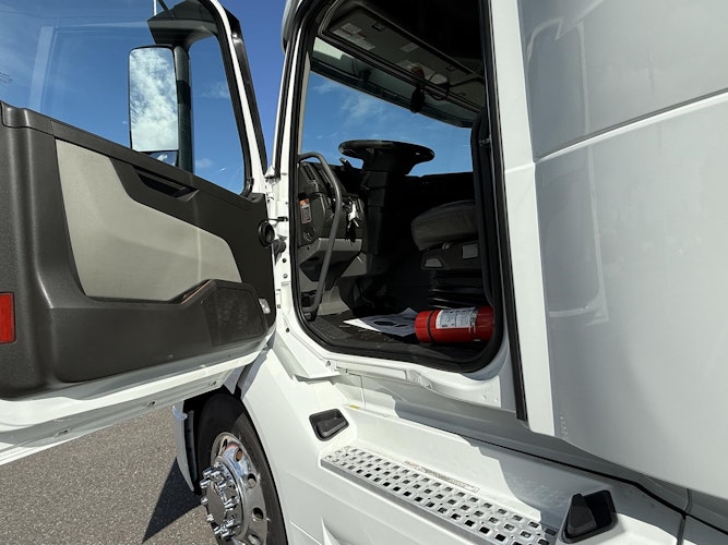 2024 Volvo Truck VNL photo 4