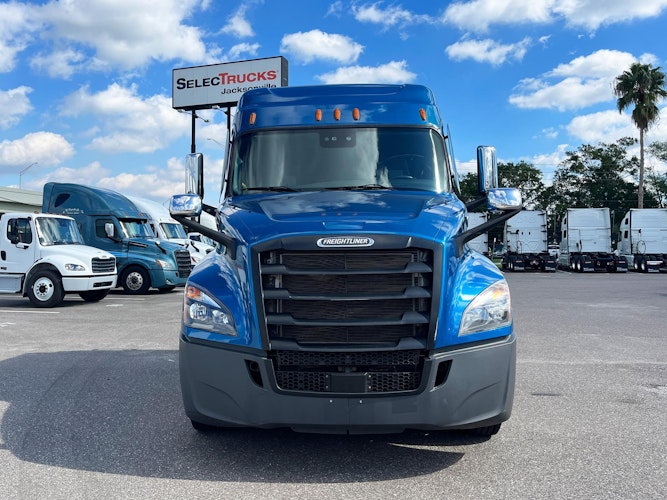 2021 Freightliner Cascadia 126" Sleeper Cab photo 2
