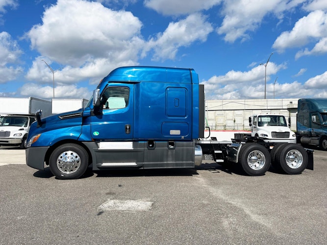 2021 Freightliner Cascadia 126" Sleeper Cab photo 3
