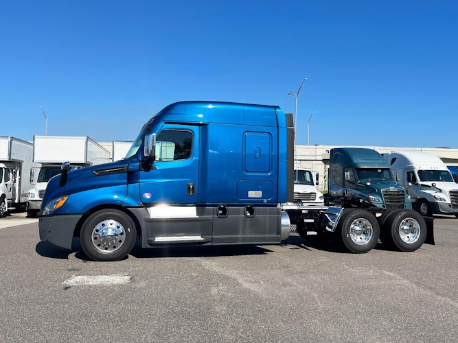 2021 Freightliner Cascadia 126" Sleeper Cab photo 3