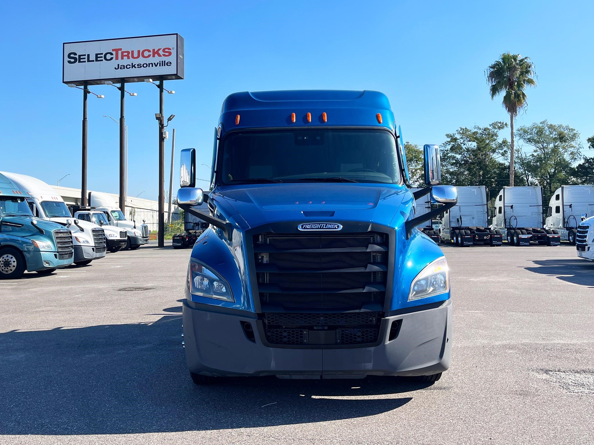 2021 Freightliner Cascadia in Jacksonville, FL — photo 2