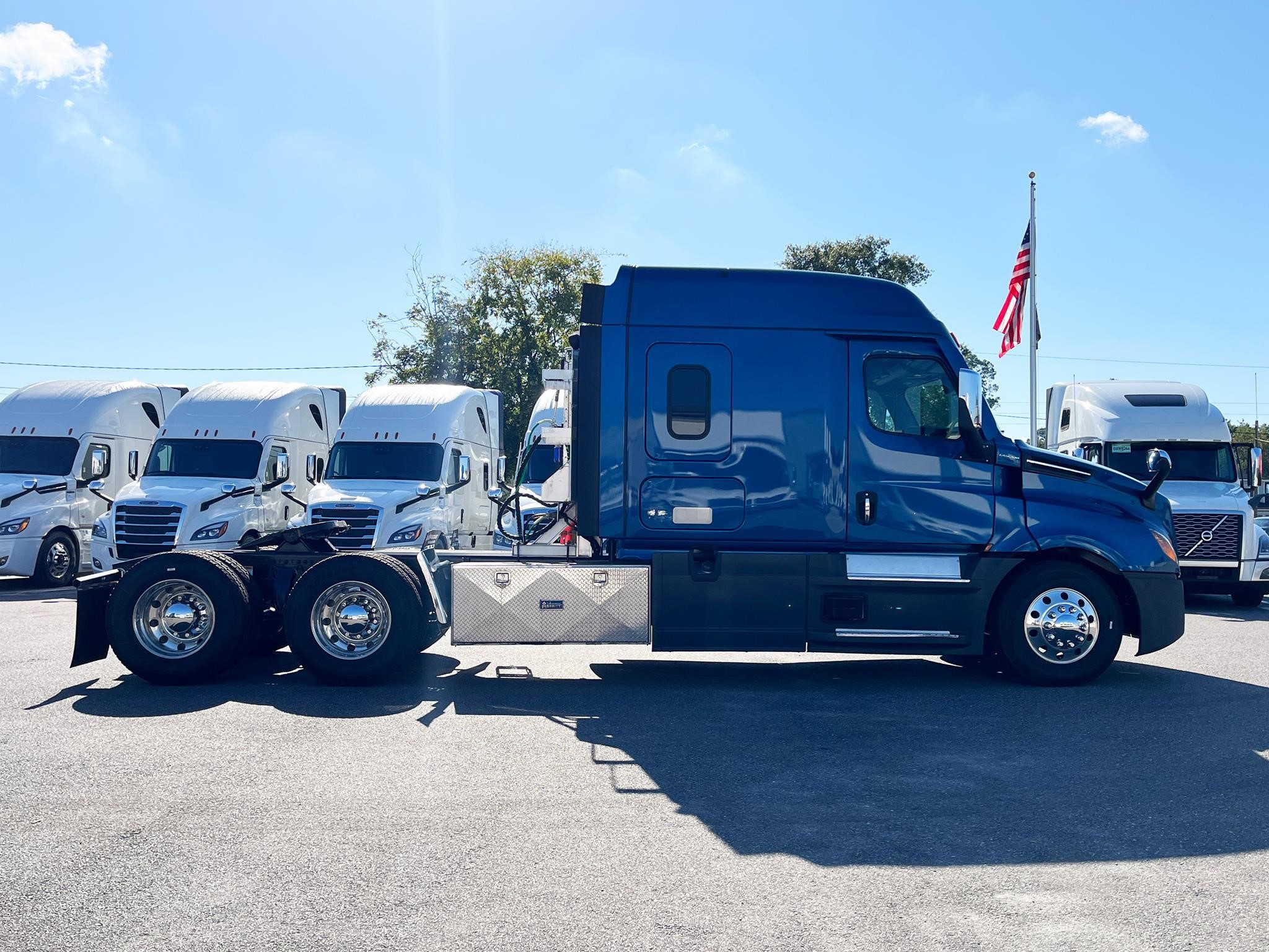 2021 Freightliner Cascadia in Jacksonville, FL — photo 5