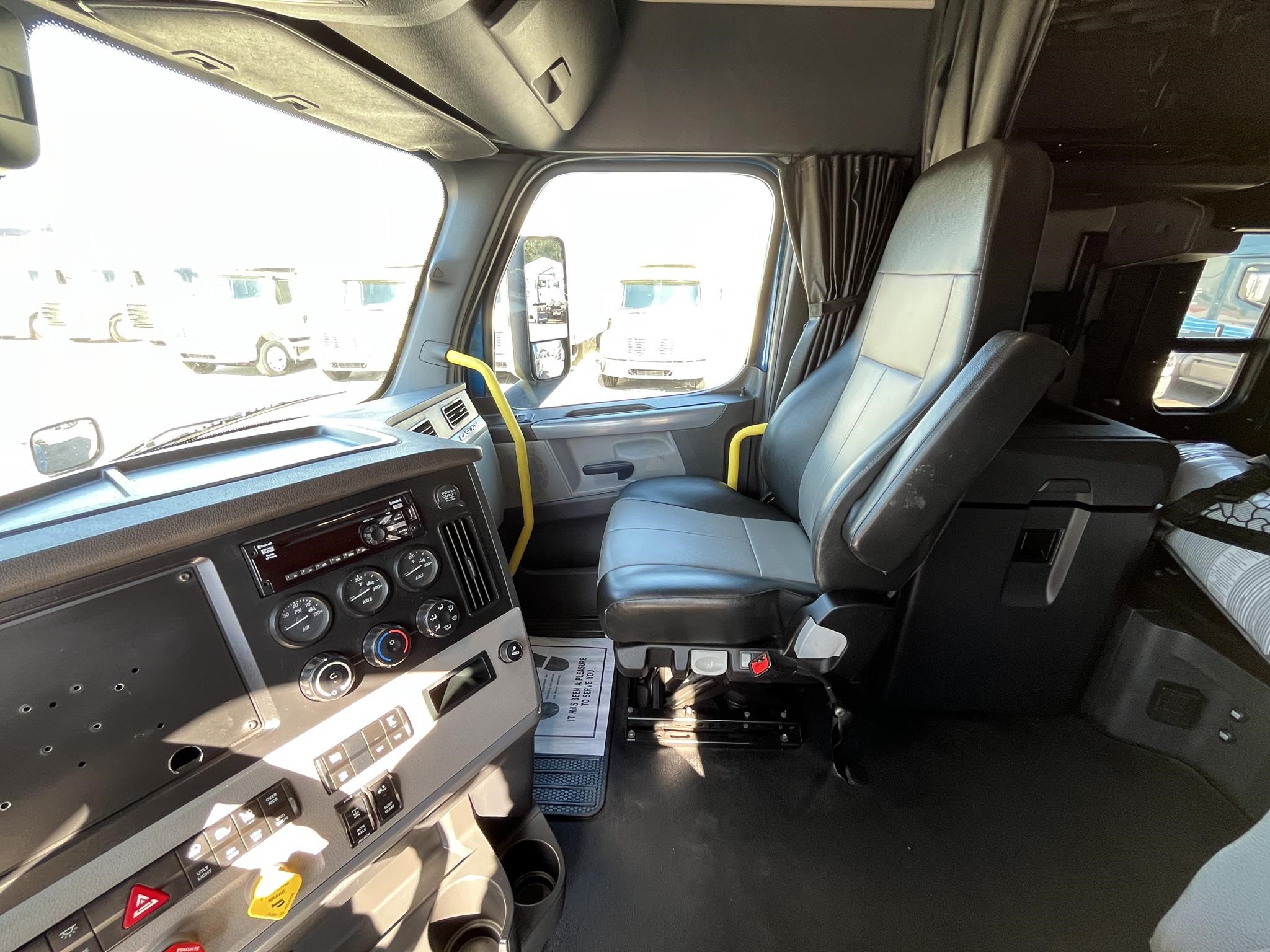 2021 Freightliner Cascadia in Jacksonville, FL — photo 7