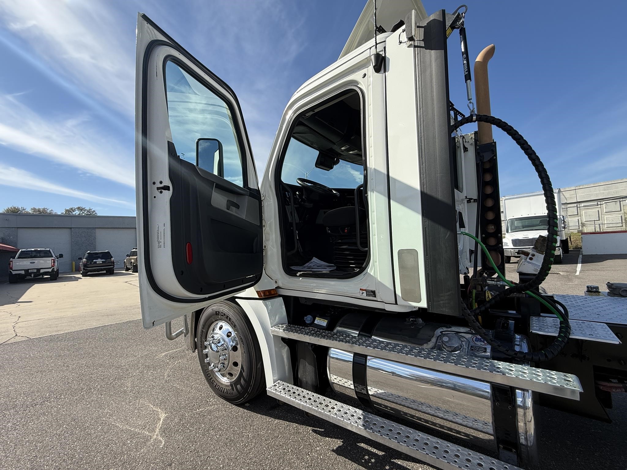 2022 Freightliner Cascadia in Jacksonville, FL — photo 4