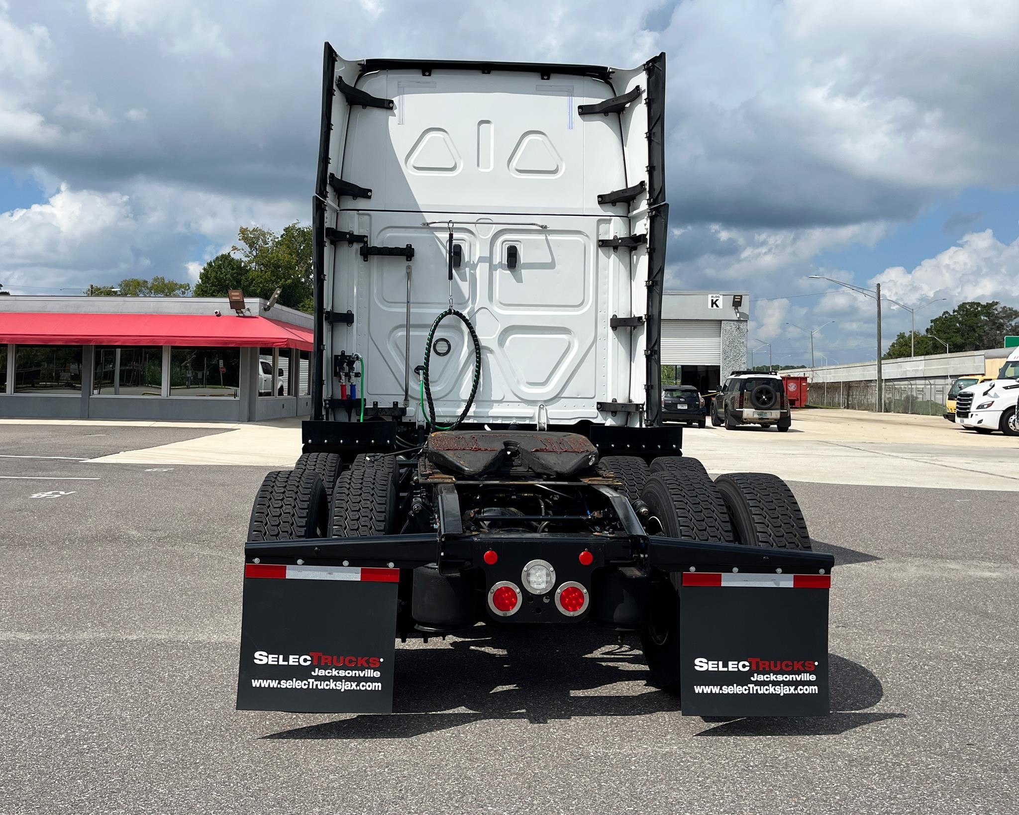 2023 Freightliner Cascadia in Jacksonville, FL — photo 4