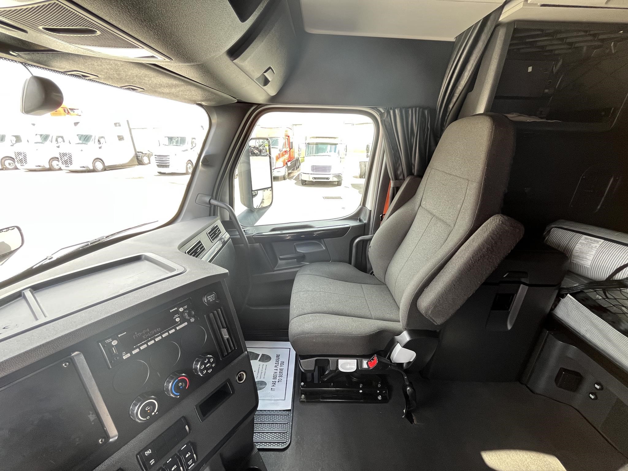 2023 Freightliner Cascadia in Jacksonville, FL — photo 7