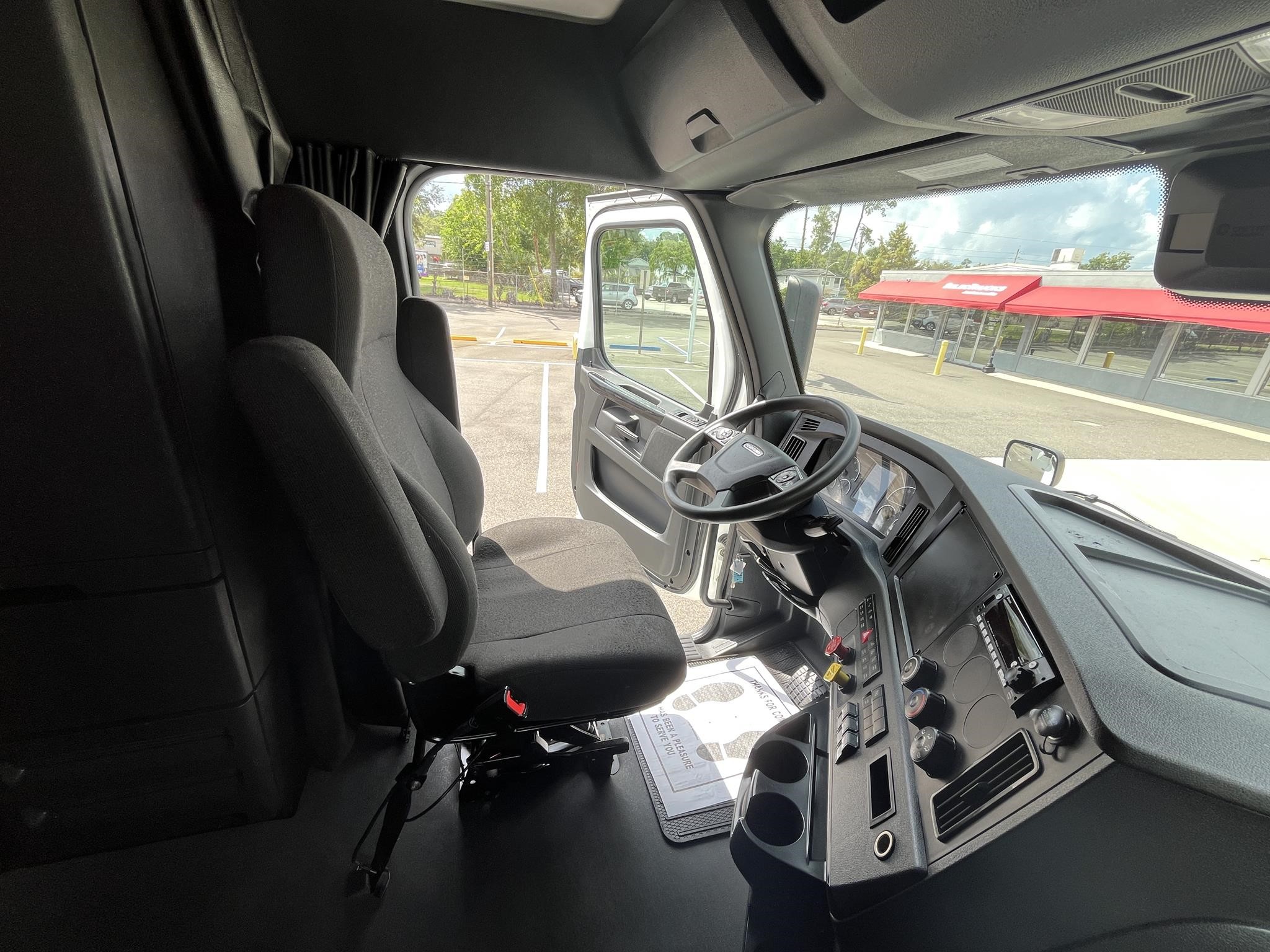 2023 Freightliner Cascadia in Jacksonville, FL — photo 8
