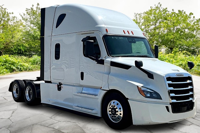 2021 Freightliner Cascadia 126" Sleeper Cab photo 2