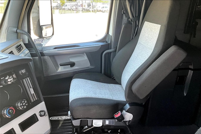 2021 Freightliner Cascadia 126" Sleeper Cab photo 4
