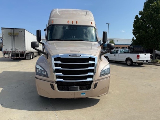 2021 Freightliner Cascadia 126" Sleeper Cab photo 2