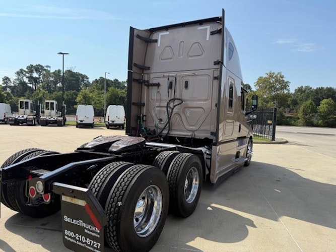 2021 Freightliner Cascadia 126" Sleeper Cab photo 4