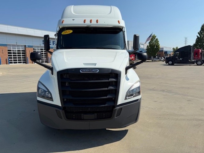 2021 Freightliner Cascadia 126" Sleeper Cab photo 2