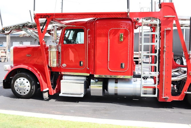 2022 Peterbilt 389 photo 2