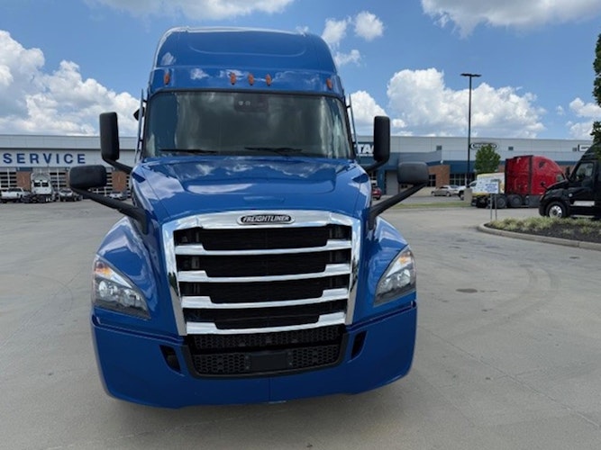 2021 Freightliner Cascadia 126" Sleeper Cab photo 2