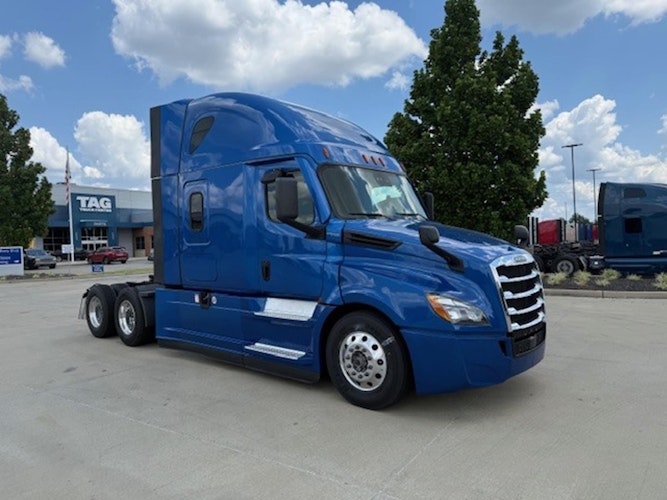 2021 Freightliner Cascadia 126" Sleeper Cab photo 3
