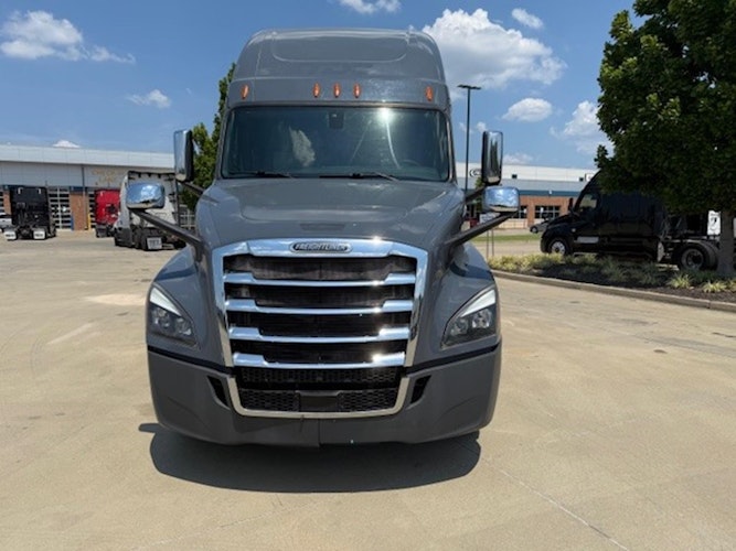 2020 Freightliner Cascadia 126" Sleeper Cab photo 2