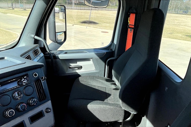 2020 Freightliner Cascadia 126" Day cab photo 4
