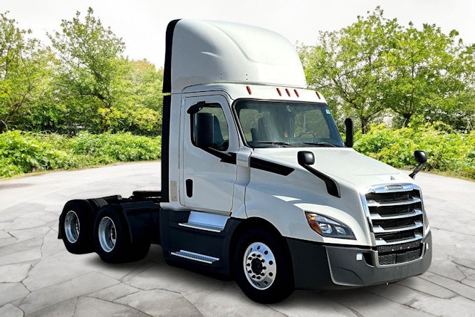2020 Freightliner Cascadia 126" Day cab photo 2