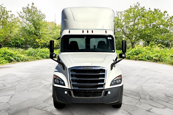 2020 Freightliner Cascadia 126" Day cab photo 3