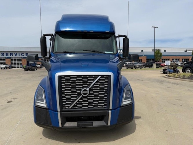 2021 Volvo Truck VNL photo 2