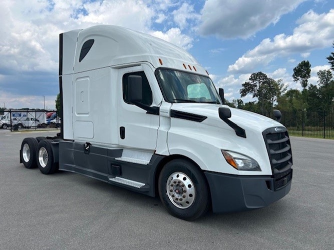 2022 Freightliner Cascadia 126" Sleeper Cab photo 2