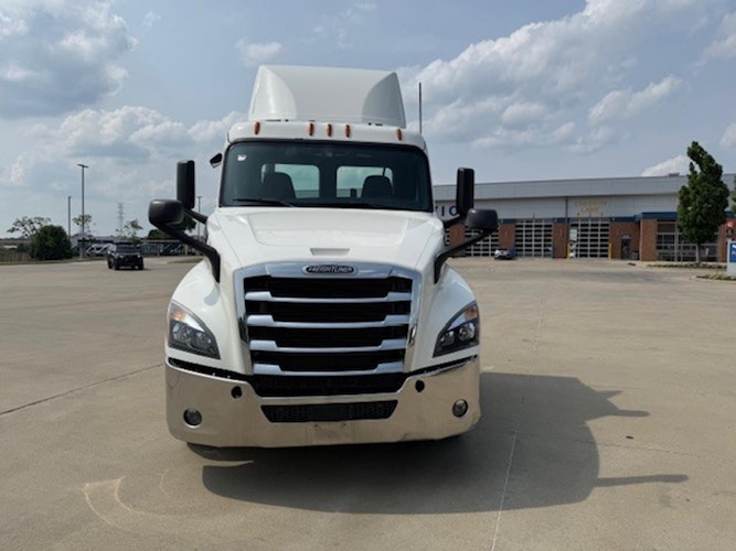 2020 Freightliner Cascadia 126" Day cab photo 2