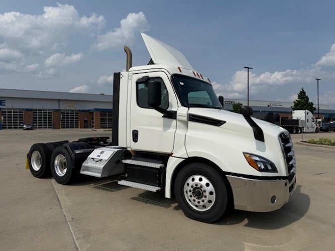 2020 Freightliner Cascadia 126" Day cab photo 3