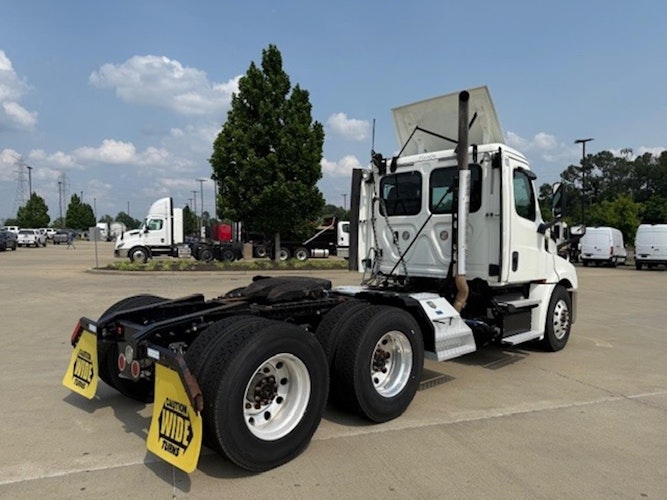 2020 Freightliner Cascadia 126" Day cab photo 4