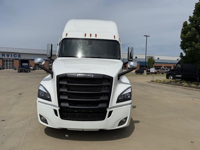 2023 Freightliner Cascadia 126" Sleeper Cab photo 2