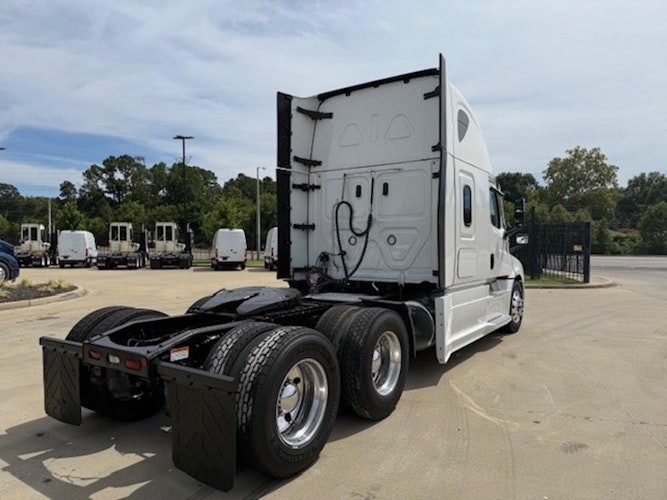 2023 Freightliner Cascadia 126" Sleeper Cab photo 4