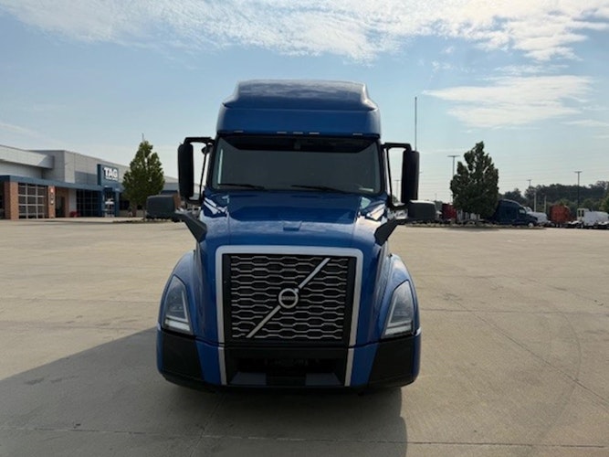 2021 Volvo Truck VNL photo 2