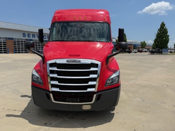 2020 Freightliner Cascadia photo 2
