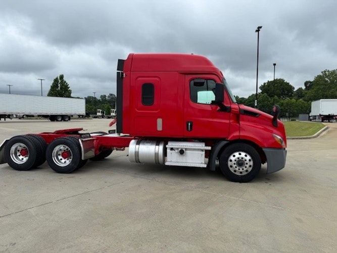 2020 Freightliner Cascadia photo 3