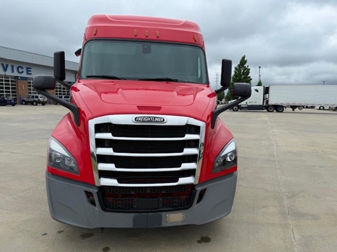 2020 Freightliner Cascadia photo 2