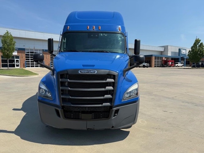 2021 Freightliner Cascadia 126" Sleeper Cab photo 2