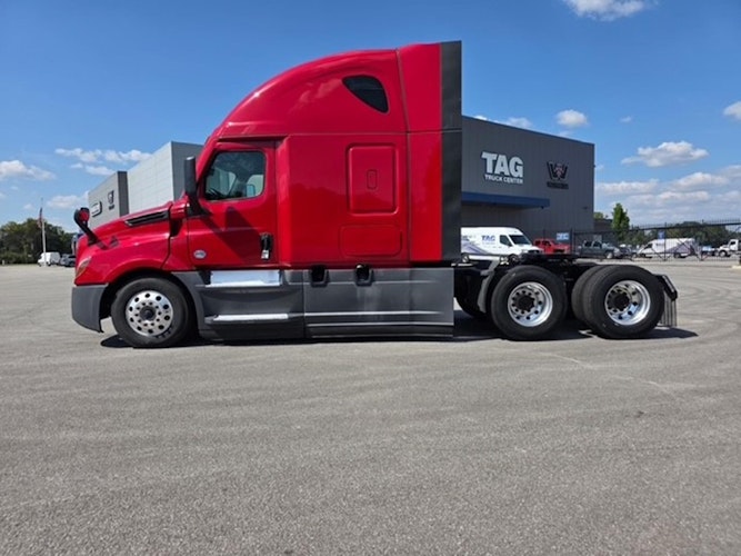 2022 Freightliner Cascadia 126" Sleeper Cab photo 2