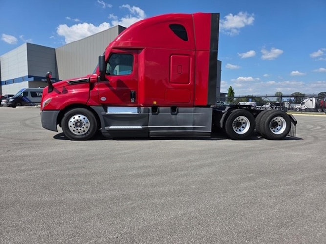 2022 Freightliner Cascadia 126" Sleeper Cab photo 3