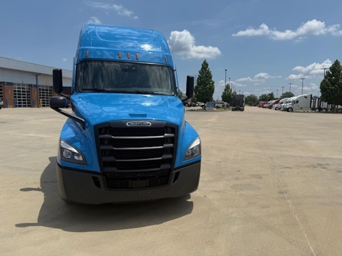 2022 Freightliner Cascadia 126" Sleeper Cab photo 2