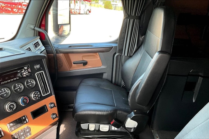 2022 Freightliner Cascadia 126" Sleeper Cab photo 4