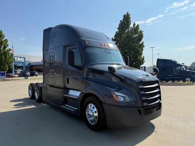 2022 Freightliner Cascadia 126" Sleeper Cab photo 3