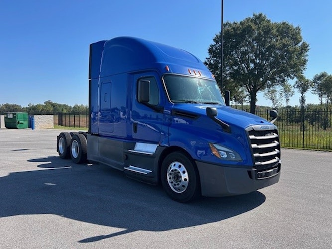 2022 Freightliner Cascadia 126" Sleeper Cab photo 2